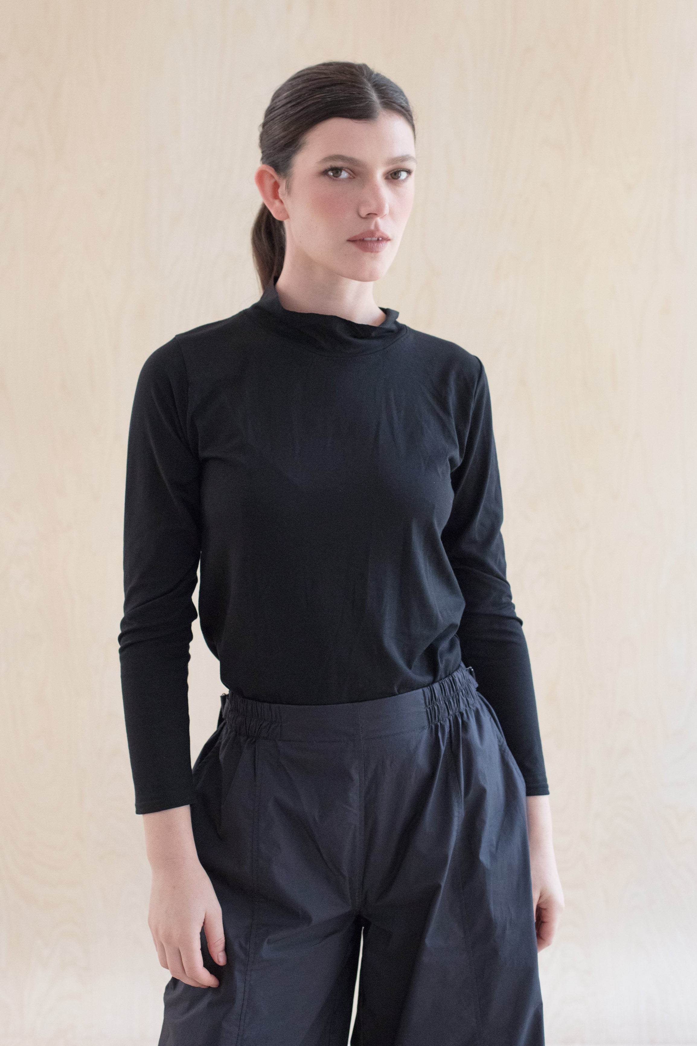 B top - טי עם צווארון רפוי