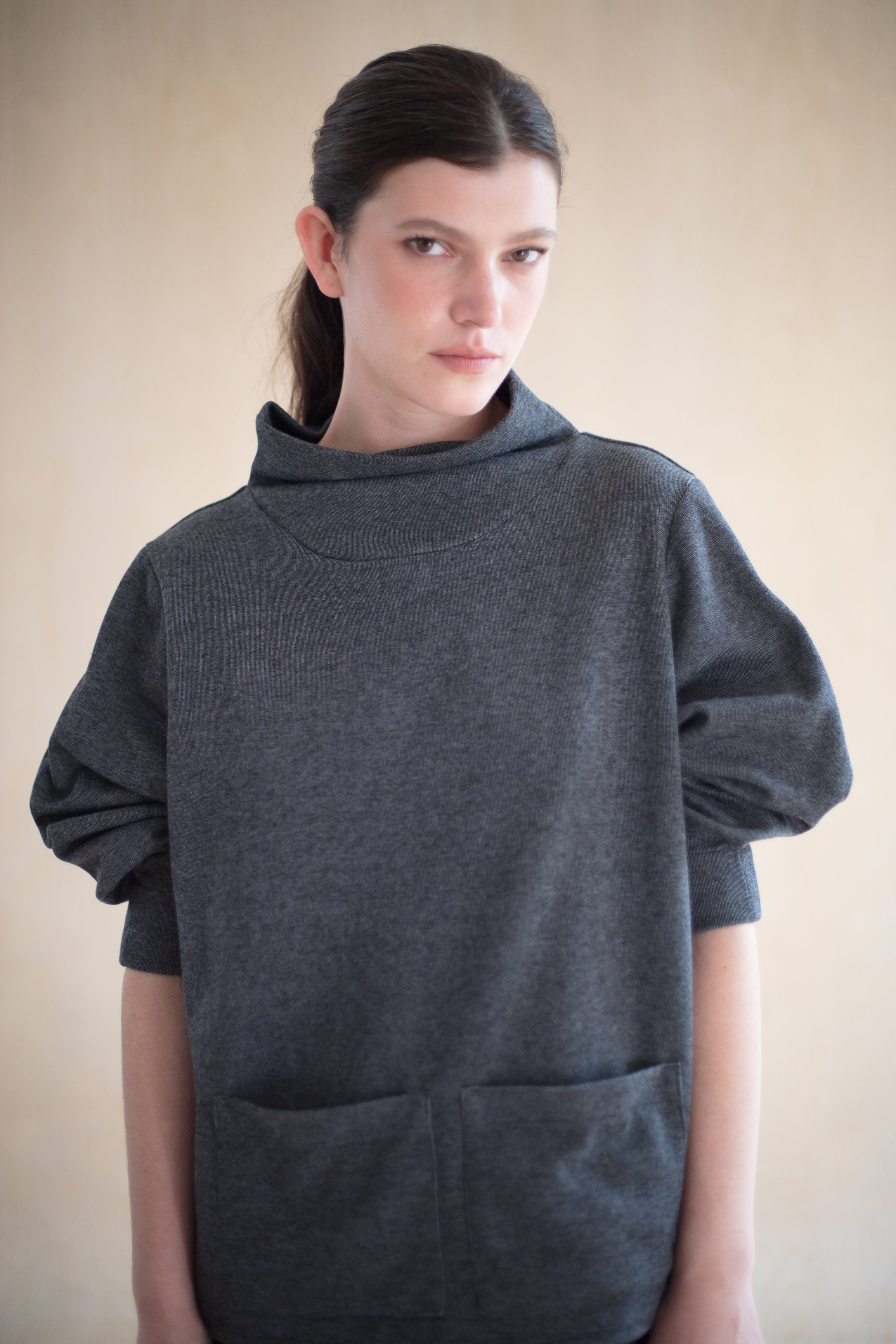 MAO top - אפור כהה שטוף