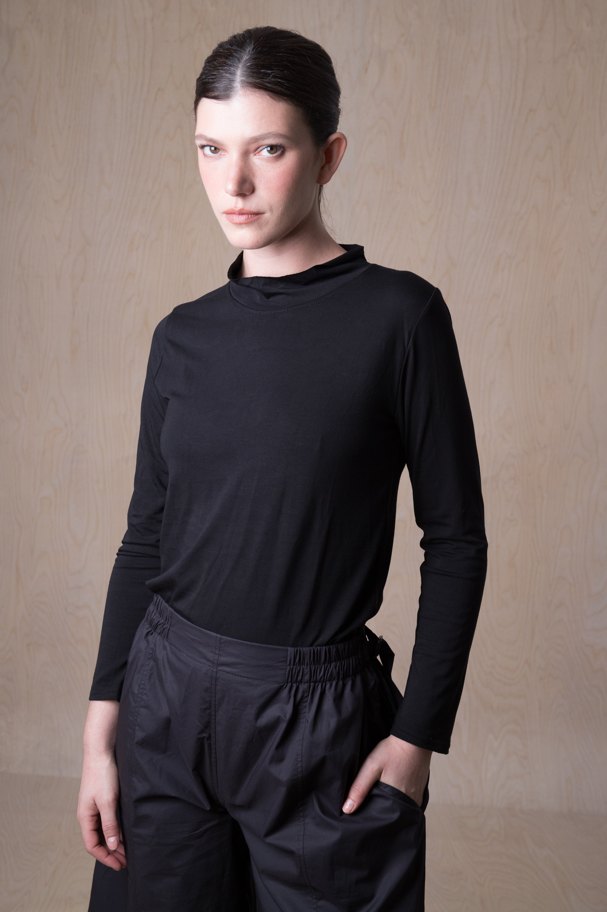 B top - טי עם צווארון רפוי