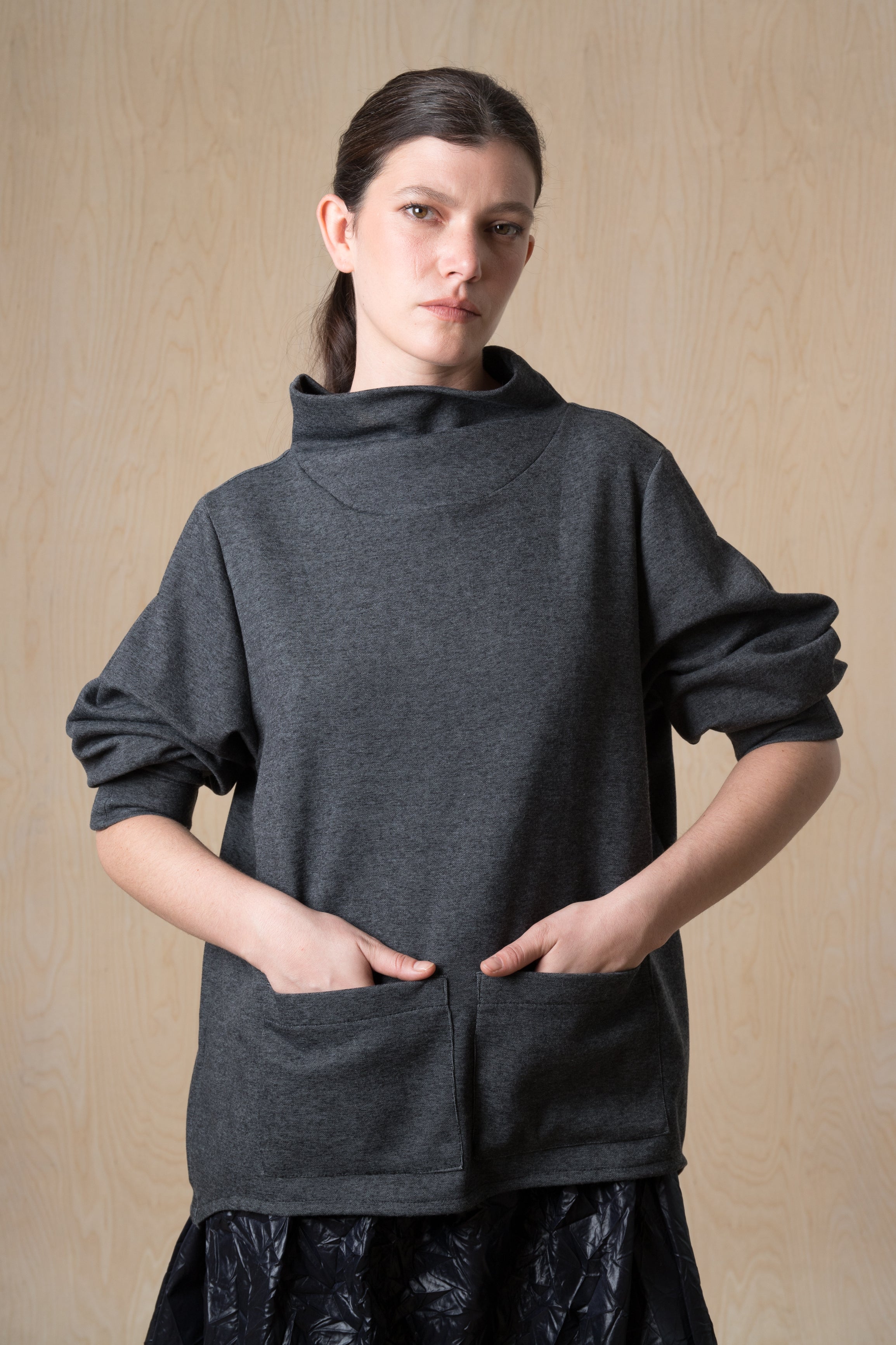 MAO top - אפור כהה שטוף